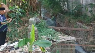 Roni Alfanto saat meninjau drainase di Kompleks BAP 1.