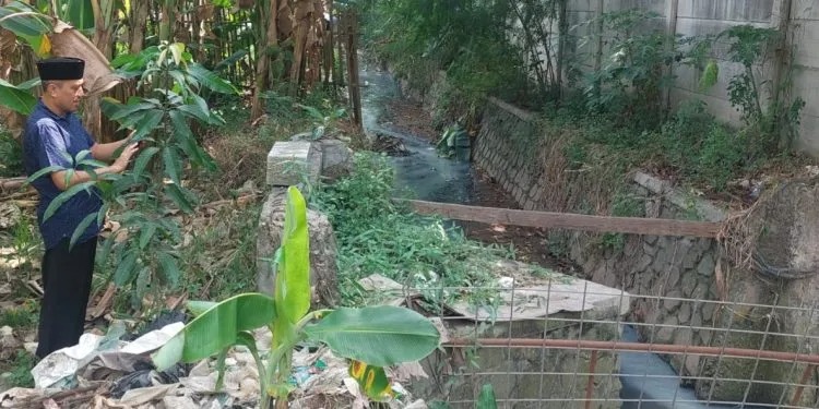 Roni Alfanto saat meninjau drainase di Kompleks BAP 1.